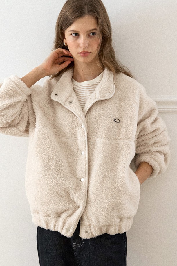 아이보리 컬러의 셔링 디테일이 돋보이는 Shearling(셜링) 콤피 플리스 재킷입니다. 부드러운 플리스 소재와 폴리에스테르를 사용하여 제작되었으며, 두꺼운 두께감으로 가을과 겨울철 따뜻하게 착용할 수 있습니다. 캐주얼하고 베이직한 스타일로, 루즈핏 크롭 기장과 집업 여밈 방식으로 편안함을 더했습니다. 일상 속에서 편안하게 즐길 수 있는 미니멀한 무드의 플리스 재킷입니다. 긴 소매 기장으로 더욱 포근한 느낌을 선사합니다.
