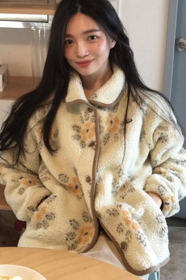 플로렌스 버튼 플리스 재킷 - 아이보리는 부드러운 플리스 소재로 제작되어 포근한 착용감을 선사합니다. 캐주얼 스타일의 여성용 플리스 자켓으로, 가을과 겨울에 따뜻하게 입을 수 있습니다. 루즈핏 디자인에 버튼 여밈 방식으로 편안하게 착용 가능하며, 꽃 자수 디테일이 돋보입니다. 산책룩이나 캠핑룩에 매치하여 캐주얼, 클래식, 로맨틱한 무드를 연출해보세요. 넉넉한 두께감과 긴 소매 기장으로 보온성을 높였습니다.
