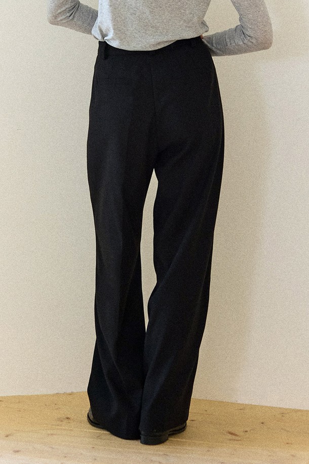 부드러운 브러쉬드 터치 원턱 팬츠 - 블랙은 남녀 모두 착용 가능한 와이드 핏의 긴 바지입니다. 봄, 가을, 겨울 세 계절에 걸쳐 활용할 수 있으며, 베이직하고 미니멀한 스타일을 연출하기 좋습니다. 두꺼운 두께감과 브러쉬드 터치 원단으로 제작되어 부드러운 촉감을 선사합니다. 원턱 디테일이 특징이며, 출근룩이나 비즈니스 캐주얼 스타일에도 잘 어울립니다. 클래식, 미니멀, 캐주얼 등 다양한 스타일을 소화할 수 있는 활용도 높은 아이템입니다.
