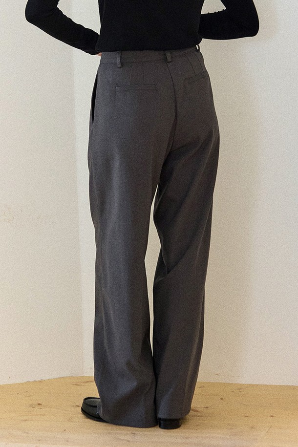"Soft Brushed Touch One-Tuck Pants - 차콜"은 부드러운 브러쉬드 터치 소재로 제작되어 포근한 착용감을 선사하는 남성용 바지입니다. 가을, 겨울 시즌에 적합하며, 베이직하고 클래식한 스타일을 연출합니다. 레귤러핏에 긴 기장으로 제작되었으며, 차콜 컬러의 무지 디자인으로 어떤 상의에도 잘 어울립니다. 원턱 디테일이 있으며, 출근룩이나 비즈니스 캐주얼 스타일에도 활용 가능합니다. 미니멀하고 캐주얼한 스타일을 선호하는 남성에게 추천합니다.
