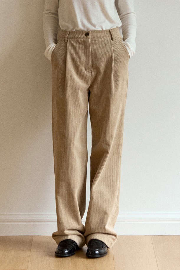 베이지 컬러의 코듀로이 원턱 릴렉스드 팬츠는 가을, 겨울 시즌에 안성맞춤인 남녀 공용 바지입니다. 부드러운 촉감의 두꺼운 코듀로이 소재로 제작되어 편안한 착용감을 선사하며, 릴렉스 핏과 원턱 디테일이 캐주얼하면서도 베이직한 스타일을 연출합니다. 출근룩이나 모임룩 등 다양한 TPO에 활용 가능하며, 캐주얼, 클래식, 미니멀 스타일을 즐겨 입는 분들께 추천합니다. 무지 디자인으로 어떤 상의와도 쉽게 매치할 수 있어 활용도가 높습니다.
