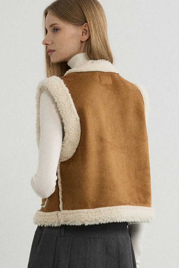 리버시블 쉐어링 무스탕 베스트 - 카멜은 부드러운 양털과 스웨이드 소재로 제작되어 따뜻하고 포근한 착용감을 선사합니다. 가을과 겨울, 두 계절 모두 활용 가능하며 캐주얼, 클래식 등 다양한 스타일을 연출할 수 있습니다. 무지 디자인에 크롭 기장, 민소매 디자인으로 세련된 느낌을 더했습니다. 단추 여밈 방식과 레귤러핏으로 편안하게 착용 가능하며, 리버시블 디자인과 포켓 디테일이 실용성을 높여줍니다. 아이보리 색상도 함께 출시되어 취향에 맞게 선택할 수 있습니다.
