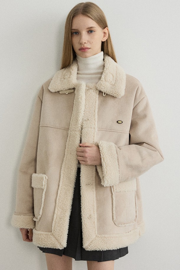 라이트 베이지 컬러의 Shia (시아) 쉬어링 무스탕 코트는 가을과 겨울, 당신의 출근룩에 따뜻함과 스타일을 더해줄 여성용 아우터입니다. 부드러운 촉감의 쉬어링 소재와 두꺼운 두께감으로 뛰어난 보온성을 제공하며, 베이직하고 캐주얼한 스타일을 연출합니다. 카라 디테일과 버튼 여밈 방식, 레귤러핏 디자인은 클래식하면서도 미니멀한 무드를 자아냅니다. 무지 패턴에 롱 슬리브, 넉넉한 포켓 디테일이 실용성을 더하여 데일리 아이템으로 활용하기 좋습니다.
