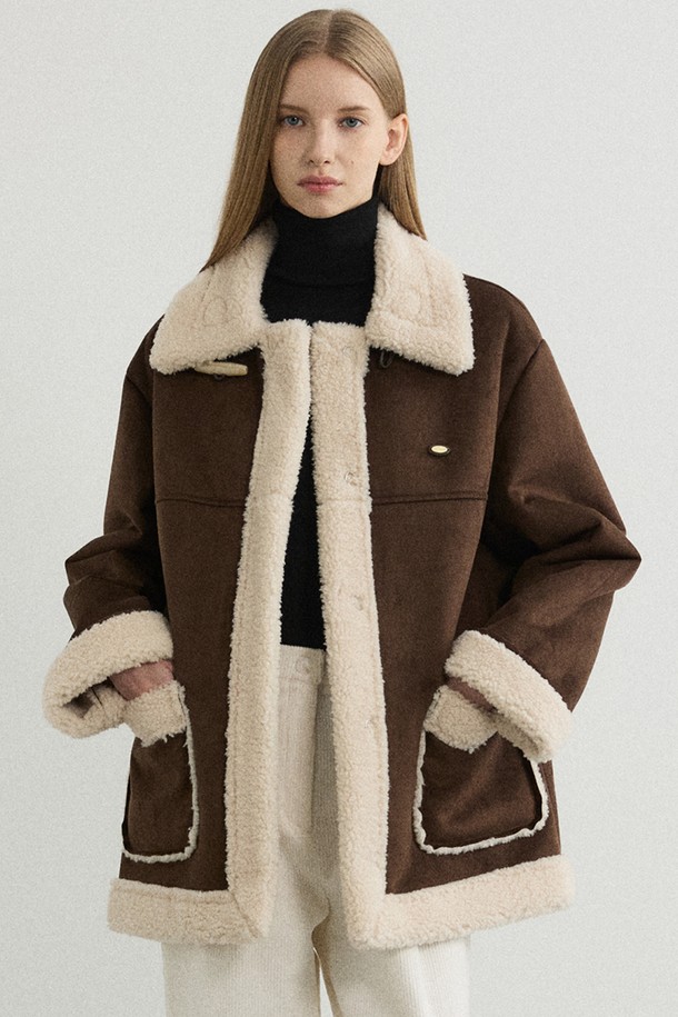 "Shia (시아) Shearling Mustang Coat (쉬어링 무스탕 코트) - 브라운"은 여성용으로, 캐주얼하고 베이직한 스타일을 연출하기 좋은 겨울 아우터입니다. 부드러운 스웨이드와 양털 소재로 제작되어 따뜻하고 포근한 착용감을 선사합니다. 미디엄 기장의 레귤러핏으로, 오픈 스타일의 무스탕 코트 디자인이 특징입니다. 양털 트리밍과 포켓 디테일이 돋보이며, 긴 소매로 더욱 따뜻하게 착용할 수 있습니다. 무지 패턴의 브라운 컬러로 다양한 룩에 매치하기 용이합니다.
