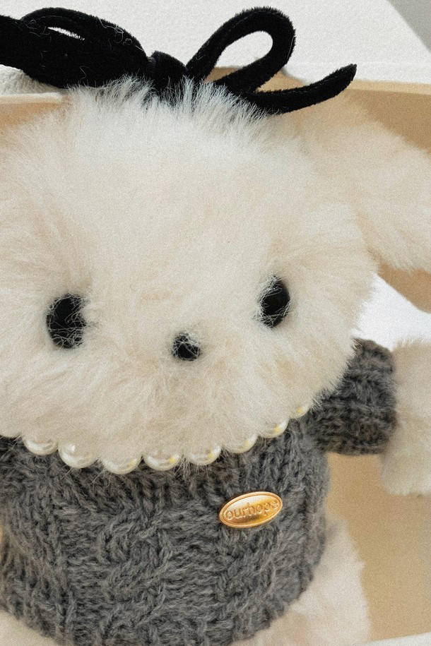 Hoppy The Lucky Rabbit (호피 더 럭키 래빗) 니트 키링 - 화이트는 부드러운 극세사 소재로 제작된 공용 키링입니다. 귀여운 토끼 캐릭터 디자인에 봉제인형 스타일로 제작되어 소장 가치를 높였습니다. 화이트 컬러의 바탕에 그레이 컬러 의상을 착용하고 있으며, 작은 리본 장식이 걸리시한 분위기를 더합니다. 미니 사이즈로 제작되어 가방이나 열쇠에 간편하게 걸어 사용할 수 있으며, 키홀더 기능으로 실용성까지 갖춘 캐주얼 스타일의 제품입니다.