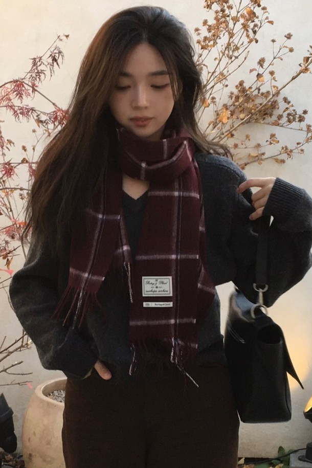 Ordinary Check Wool 머플러 - 버건디 체크는 가을, 겨울 시즌에 어울리는 울 소재의 머플러입니다. 클래식하고 베이직한 스타일로, 출근룩이나 모임룩에 매치하기 좋습니다. 부드러운 촉감과 두꺼운 두께감으로 보온성을 높였으며, 버건디 체크 패턴이 세련된 포인트를 더합니다. 프린지 디테일과 브랜드 라벨로 디자인의 완성도를 높였습니다. 미니멀, 캐주얼 룩에도 잘 어울려 다양한 스타일을 연출할 수 있습니다.
