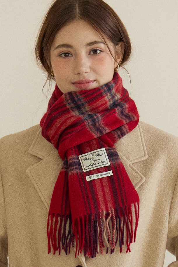 Ordinary Check Wool 머플러 - 레드 체크는 울 소재로 제작되어 부드러운 촉감과 뛰어난 보온성을 자랑합니다. 가을, 겨울 시즌에 착용하기 좋으며, 일상, 출근룩, 모임룩 등 다양한 TPO에 활용할 수 있습니다. 클래식하고 베이직한 디자인에 레드와 블랙 컬러의 체크 패턴이 더해져 미니멀, 캐주얼 스타일 모두 소화 가능합니다. 두꺼운 두께감으로 따뜻함을 더하며, 목도리로 활용하여 스타일리시하게 연출할 수 있습니다.

