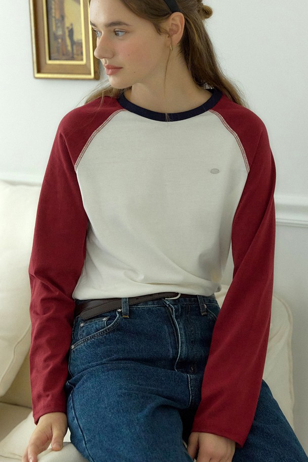 버건디 색상과 화이트 배색이 돋보이는 투톤 라글란 티셔츠입니다. 부드러운 면 소재로 제작되어 편안한 착용감을 선사하며, 봄, 가을 시즌 일상복으로 활용하기 좋습니다. 라운드넥과 긴소매 디자인으로 캐주얼하고 베이직한 스타일을 연출하며, 산책룩과 미니멀한 스타일을 즐겨 입는 여성에게 추천합니다. 레귤러핏으로 제작되어 레귤러 기장 상의와 함께 편안하게 착용할 수 있습니다.

