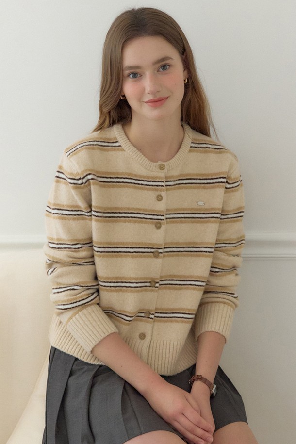 베이지 컬러의 멀티 스트라이프 패턴이 돋보이는 여성용 라운드넥 크롭 가디건입니다. 울과 아크릴 혼방 소재로 제작되어 부드러운 촉감과 두꺼운 두께감으로 봄, 가을에 따뜻하게 착용하기 좋습니다. 베이직하면서도 클래식한 디자인으로 다양한 스타일 연출이 가능하며, 톤온톤의 스트라이프 패턴이 은은한 포인트를 더합니다. 버튼업 디자인으로 간편하게 여밀 수 있으며, 레귤러핏으로 편안하게 착용할 수 있습니다. 데일리룩에 활용하기 좋은 아이템입니다.
