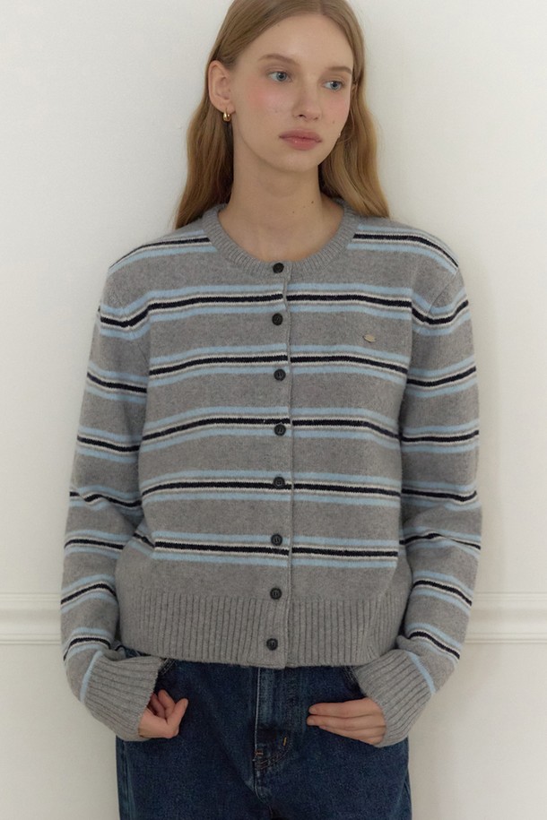 멜란지 그레이 컬러의 멀티 스트라이프 라운드넥 가디건은 여성 의류로, 부드러운 촉감과 중간 두께감으로 봄, 가을, 겨울 시즌에 활용하기 좋습니다. 데일리룩, 데이트룩 모두 소화 가능한 캐주얼 스타일의 이 니트/스웨터는 릴랙스핏으로 편안하게 착용 가능하며, 립 디테일과 시그니처 장식이 특징입니다. 울, 폴리에스테르, 나일론, 아크릴, 스판덱스 등의 혼방 소재로 제작되어, 단품 또는 이너로 다양한 스타일링을 연출할 수 있습니다. 라운드넥과 긴 소매 디자인은 클래식하면서도 미니멀한 무드를 자아내며, 버튼 여밈 방식으로 간편하게 착용할 수 있습니다. 멜란지 그레이와 아이보리 베이지 두 가지 컬러로 제공됩니다.
