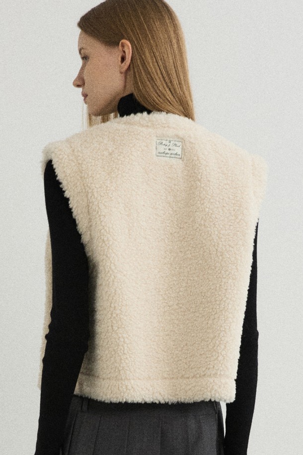 리버시블 쉐어링 무스탕 베스트 - 카멜은 부드러운 양털과 스웨이드 소재로 제작되어 따뜻하고 포근한 착용감을 선사합니다. 가을과 겨울, 두 계절 모두 활용 가능하며 캐주얼, 클래식 등 다양한 스타일을 연출할 수 있습니다. 무지 디자인에 크롭 기장, 민소매 디자인으로 세련된 느낌을 더했습니다. 단추 여밈 방식과 레귤러핏으로 편안하게 착용 가능하며, 리버시블 디자인과 포켓 디테일이 실용성을 높여줍니다. 아이보리 색상도 함께 출시되어 취향에 맞게 선택할 수 있습니다.
