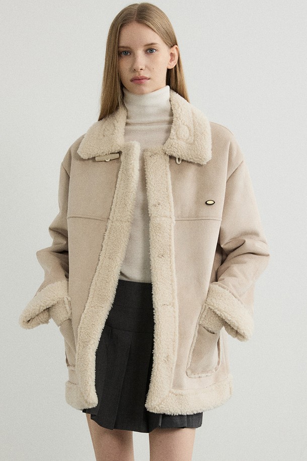 라이트 베이지 컬러의 Shia (시아) 쉬어링 무스탕 코트는 가을과 겨울, 당신의 출근룩에 따뜻함과 스타일을 더해줄 여성용 아우터입니다. 부드러운 촉감의 쉬어링 소재와 두꺼운 두께감으로 뛰어난 보온성을 제공하며, 베이직하고 캐주얼한 스타일을 연출합니다. 카라 디테일과 버튼 여밈 방식, 레귤러핏 디자인은 클래식하면서도 미니멀한 무드를 자아냅니다. 무지 패턴에 롱 슬리브, 넉넉한 포켓 디테일이 실용성을 더하여 데일리 아이템으로 활용하기 좋습니다.
