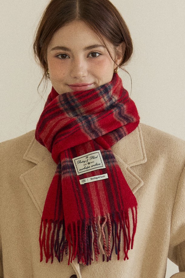 Ordinary Check Wool 머플러 - 레드 체크는 울 소재로 제작되어 부드러운 촉감과 뛰어난 보온성을 자랑합니다. 가을, 겨울 시즌에 착용하기 좋으며, 일상, 출근룩, 모임룩 등 다양한 TPO에 활용할 수 있습니다. 클래식하고 베이직한 디자인에 레드와 블랙 컬러의 체크 패턴이 더해져 미니멀, 캐주얼 스타일 모두 소화 가능합니다. 두꺼운 두께감으로 따뜻함을 더하며, 목도리로 활용하여 스타일리시하게 연출할 수 있습니다.

