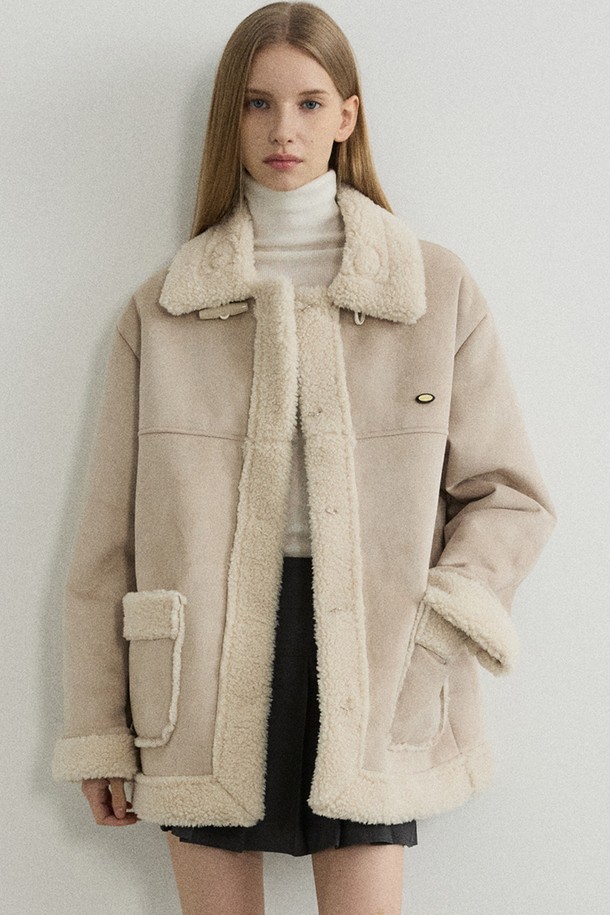 라이트 베이지 컬러의 Shia (시아) 쉬어링 무스탕 코트는 가을과 겨울, 당신의 출근룩에 따뜻함과 스타일을 더해줄 여성용 아우터입니다. 부드러운 촉감의 쉬어링 소재와 두꺼운 두께감으로 뛰어난 보온성을 제공하며, 베이직하고 캐주얼한 스타일을 연출합니다. 카라 디테일과 버튼 여밈 방식, 레귤러핏 디자인은 클래식하면서도 미니멀한 무드를 자아냅니다. 무지 패턴에 롱 슬리브, 넉넉한 포켓 디테일이 실용성을 더하여 데일리 아이템으로 활용하기 좋습니다.
