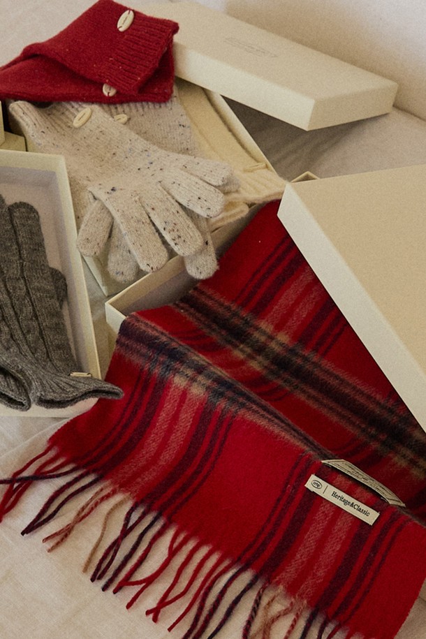 Ordinary Check Wool 머플러 - 레드 체크는 울 소재로 제작되어 부드러운 촉감과 뛰어난 보온성을 자랑합니다. 가을, 겨울 시즌에 착용하기 좋으며, 일상, 출근룩, 모임룩 등 다양한 TPO에 활용할 수 있습니다. 클래식하고 베이직한 디자인에 레드와 블랙 컬러의 체크 패턴이 더해져 미니멀, 캐주얼 스타일 모두 소화 가능합니다. 두꺼운 두께감으로 따뜻함을 더하며, 목도리로 활용하여 스타일리시하게 연출할 수 있습니다.
