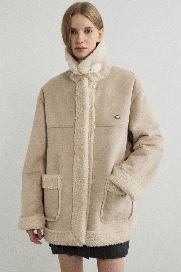 라이트 베이지 컬러의 Shia (시아) 쉬어링 무스탕 코트는 가을과 겨울, 당신의 출근룩에 따뜻함과 스타일을 더해줄 여성용 아우터입니다. 부드러운 촉감의 쉬어링 소재와 두꺼운 두께감으로 뛰어난 보온성을 제공하며, 베이직하고 캐주얼한 스타일을 연출합니다. 카라 디테일과 버튼 여밈 방식, 레귤러핏 디자인은 클래식하면서도 미니멀한 무드를 자아냅니다. 무지 패턴에 롱 슬리브, 넉넉한 포켓 디테일이 실용성을 더하여 데일리 아이템으로 활용하기 좋습니다.
