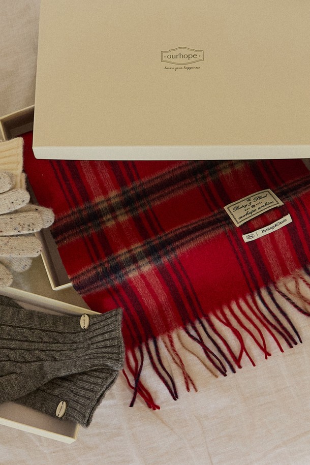 Ordinary Check Wool 머플러 - 레드 체크는 울 소재로 제작되어 부드러운 촉감과 뛰어난 보온성을 자랑합니다. 가을, 겨울 시즌에 착용하기 좋으며, 일상, 출근룩, 모임룩 등 다양한 TPO에 활용할 수 있습니다. 클래식하고 베이직한 디자인에 레드와 블랙 컬러의 체크 패턴이 더해져 미니멀, 캐주얼 스타일 모두 소화 가능합니다. 두꺼운 두께감으로 따뜻함을 더하며, 목도리로 활용하여 스타일리시하게 연출할 수 있습니다.
