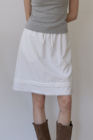 시어서커 핀턱 미디 스커트 - White