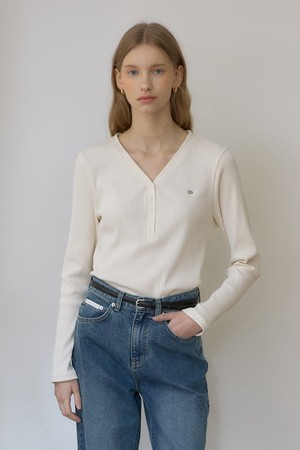 로고 브이넥 버튼 슬리브 티셔츠 - Cream