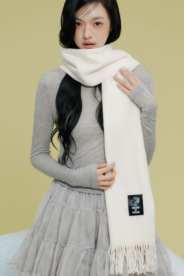 부드러운 울 소재의 무지 머플러입니다. 아이보리 컬러로 어떤 옷에도 잘 어울리며, 가을, 겨울철 데이트룩과 출근룩에 따뜻함을 더해줍니다. 두꺼운 두께와 긴 길이, 프린지 디자인으로 보온성과 스타일을 모두 잡았습니다. 클래식, 미니멀, 캐주얼 등 다양한 스타일 연출이 가능합니다. 포근한 촉감이 특징입니다.
