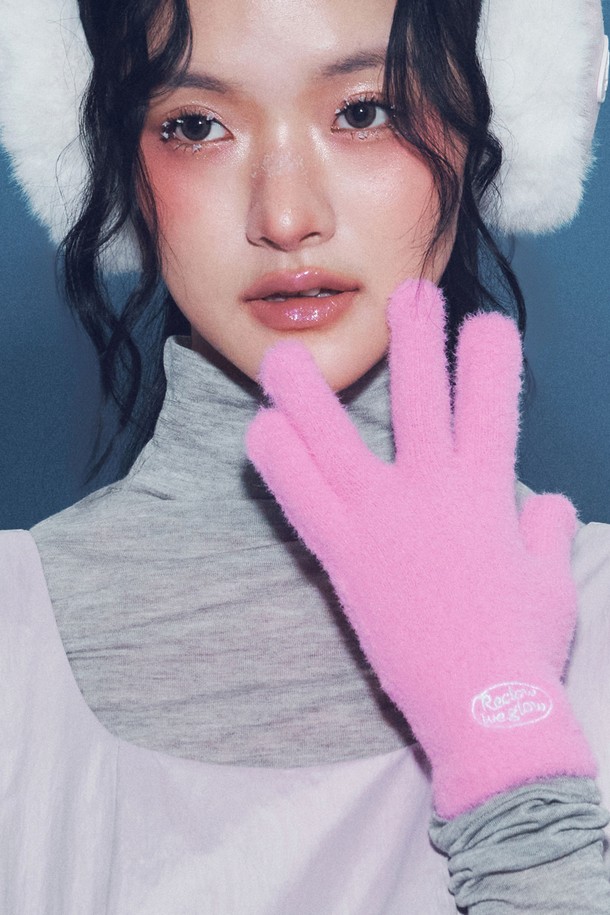 플러피 로고 장갑 핫 핑크는 부드러운 플리스 소재로 제작되어 뛰어난 보온성을 제공하는 여성용 장갑입니다. 핫 핑크 컬러에 퍼 장식이 더해져 캐주얼하면서도 걸리시한 스타일을 연출합니다. 플러피한 텍스처와 로고 패턴이 돋보이며, 추운 겨울철 일상생활에서 따뜻하고 스타일리시하게 착용하기 좋습니다. 두꺼운 두께감으로 손을 포근하게 감싸주어 뛰어난 보온력을 자랑합니다. 부드러운 촉감으로 편안한 착용감을 선사합니다.
