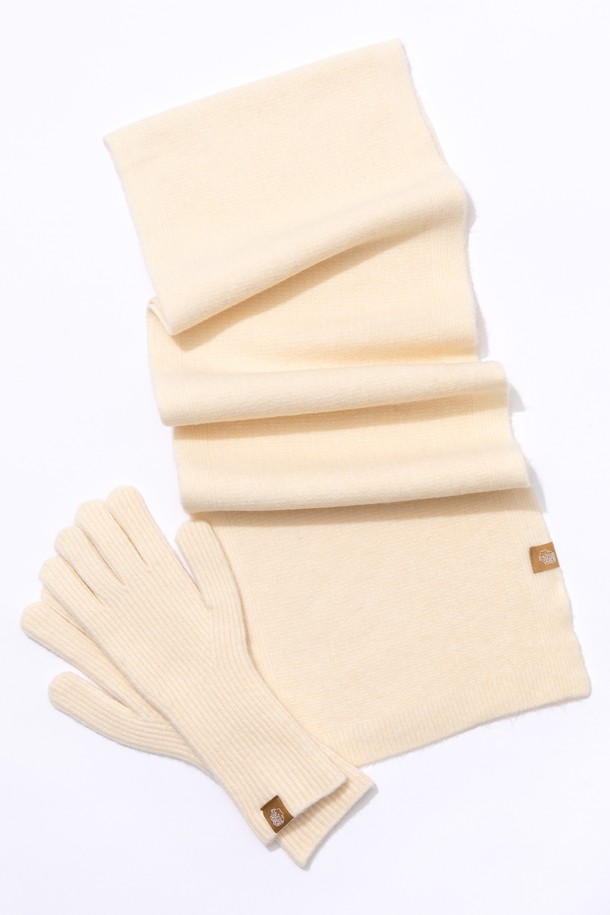 **니트장갑 머플러 세트 8 COLOR**

가을, 겨울철 따뜻함을 책임질 니트 장갑과 머플러 세트입니다. 부드러운 촉감의 니트와 울 소재로 제작되어 보온성을 높였습니다. 무지 디자인으로 미니멀, 클래식, 캐주얼 등 다양한 스타일 연출에 용이합니다. 출근룩에 포인트를 더해줄 뿐만 아니라, 8가지 다채로운 컬러로 폭넓은 선택이 가능합니다. 지금 바로 따뜻하고 스타일리시한 겨울을 준비하세요.
