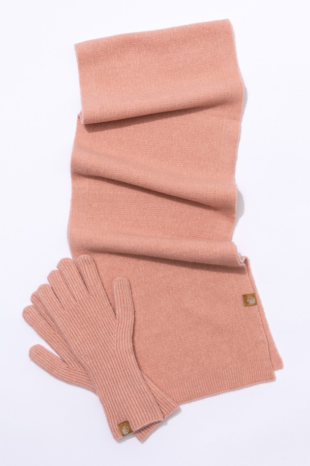 부드러운 니트 소재로 제작되어 포근한 착용감을 선사하는 니트 장갑과 머플러 세트입니다. 가을, 겨울 시즌에 어울리는 두꺼운 두께감으로 뛰어난 보온성을 제공하며 일상룩, 출근룩, 데이트룩 등 다양한 스타일에 활용하기 좋습니다. 미니멀, 클래식, 캐주얼 스타일을 즐기는 분들께 추천드리며, 블랙, 화이트, 베이지, 핑크, 그레이, 레드, 브라운, 네이비 총 8가지 다채로운 컬러로 만나보세요. 따뜻함과 스타일을 동시에 잡을 수 있는 실용적인 세트 구성입니다.
