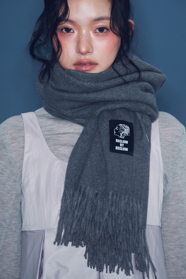 무지 머플러 진그레이는 가을, 겨울철 당신의 스타일을 완성해 줄 필수 아이템입니다. 부드러운 울 소재로 제작되어 뛰어난 보온성을 제공하며, 롱 스타일과 프린지 디자인이 은은한 포인트를 더합니다. 베이직하고 미니멀한 디자인으로 출근룩, 모임룩 등 다양한 TPO에 활용하기 좋습니다. 클래식, 미니멀, 캐주얼 등 어떤 스타일에도 자연스럽게 어울리는 실용적인 머플러입니다. 진그레이 컬러는 어떤 옷에도 매치하기 쉬워 데일리 아이템으로 활용하기 좋습니다.
