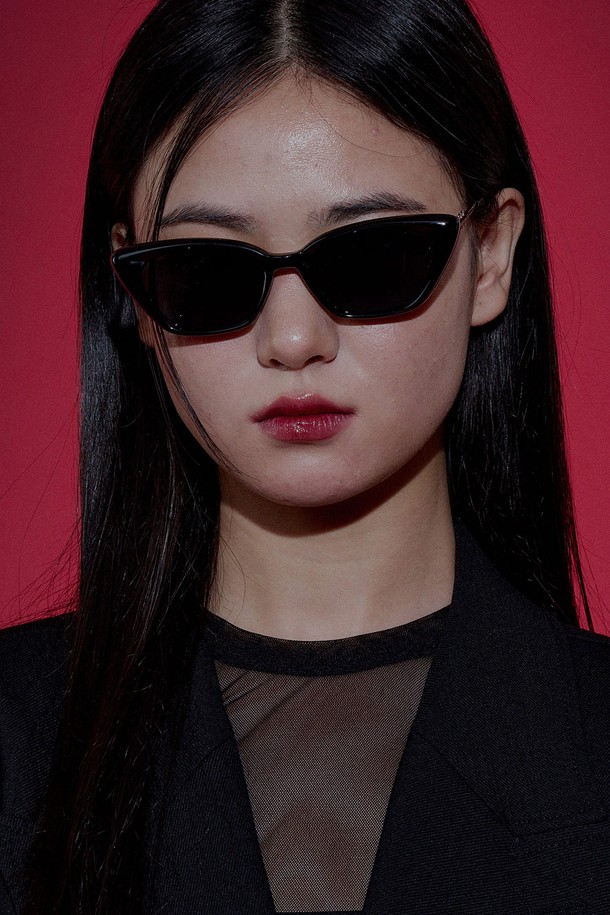 엔클로스 선글라스 블랙은 남녀 모두 착용 가능한 트렌디한 스타일의 선글라스입니다. 폴리카보네이트와 메탈 소재로 제작되었으며, 블랙, 브라운, 그린, 핑크 등 다양한 컬러를 제공합니다. 메탈 플라워 장식이 돋보이는 디자인으로, UV400 렌즈를 사용하여 99.99% 자외선 차단 기능을 제공합니다. 데이트룩, 여행룩 등 다양한 TPO에 매치하기 좋으며, 클래식, 미니멀, 캐주얼 스타일을 즐겨 입는 분들께 추천합니다.
