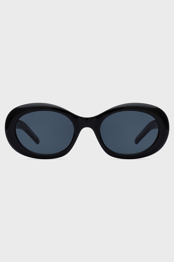 GIGO 선글라스 블랙은 미니멀하고 클래식한 스타일을 추구하는 분들을 위한 오버사이즈 오벌형 선글라스입니다. 플라스틱 소재로 제작되어 가볍고 편안한 착용감을 제공하며, 사계절 내내 활용 가능한 실용적인 아이템입니다. 블랙 컬러의 렌즈는 자외선 차단 기능을 갖춰 눈을 보호하며, 여행룩에 포인트를 더해줍니다. 전체 프레임 디자인은 세련된 느낌을 선사하며, 어떤 스타일에도 잘 어울립니다.
