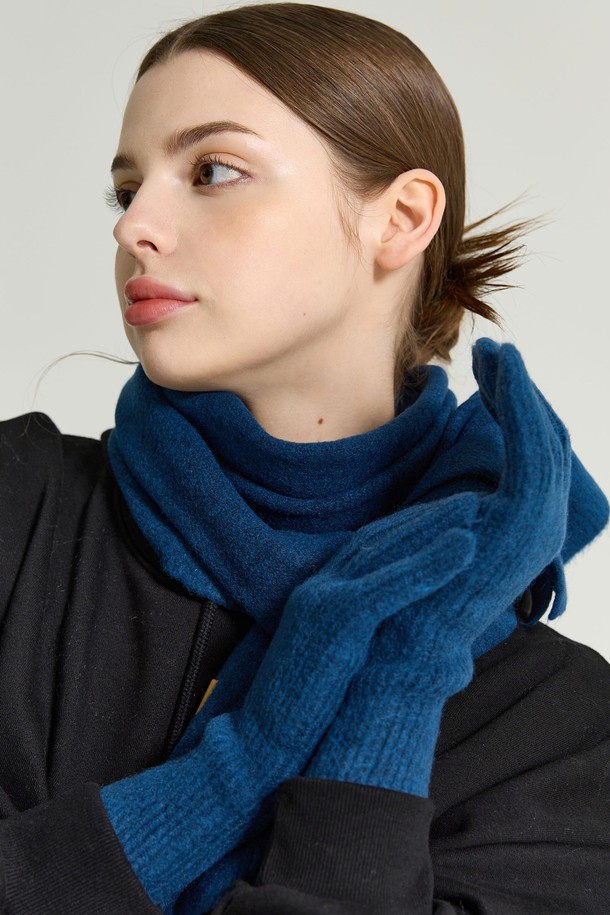 부드러운 니트 소재로 제작되어 따뜻하고 포근한 착용감을 선사하는 니트 장갑 머플러 세트입니다. 네이비, 블랙, 그레이, 아이보리, 베이지, 와인, 브라운, 카키 등 8가지 다채로운 컬러로 출시되어, 출근룩이나 데이트룩 등 다양한 스타일에 맞춰 연출할 수 있습니다. 미니멀, 클래식, 캐주얼 스타일 모두 소화 가능한 무지 디자인으로 어떤 옷에도 쉽게 매치할 수 있으며, 두꺼운 두께감으로 겨울철 보온성을 높였습니다. 넉넉한 길이의 머플러와 장갑 세트 구성으로, 찬바람으로부터 손과 목을 따뜻하게 보호해줍니다.
