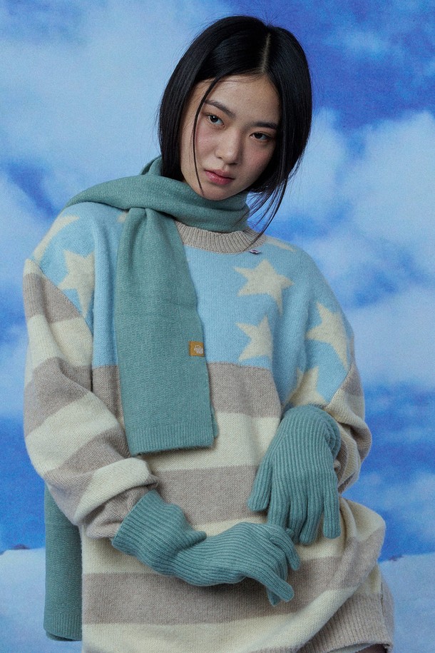 포근함과 스타일을 동시에 갖춘 니트 장갑 머플러 세트입니다. 부드러운 니트와 울 소재로 제작되어 뛰어난 보온성을 자랑하며, 겨울철 추위로부터 당신을 따뜻하게 보호해줍니다. 베이직하고 캐주얼한 디자인으로 다양한 스타일에 매치하기 좋으며, 일상생활에서 폭넓게 활용할 수 있습니다. 그레이, 블랙을 포함한 8가지 다채로운 컬러 구성으로, 취향에 맞는 색상을 선택하여 개성 있는 스타일을 연출해보세요. 장갑과 머플러가 세트로 구성되어 실용성을 더했습니다.
