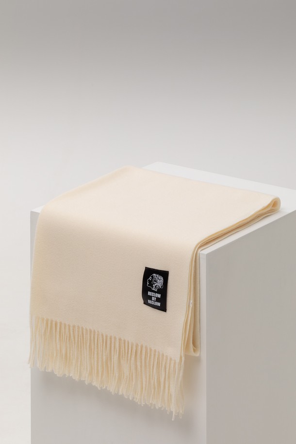 부드러운 울 소재의 무지 머플러입니다. 아이보리 컬러로 어떤 옷에도 잘 어울리며, 가을, 겨울철 데이트룩과 출근룩에 따뜻함을 더해줍니다. 두꺼운 두께와 긴 길이, 프린지 디자인으로 보온성과 스타일을 모두 잡았습니다. 클래식, 미니멀, 캐주얼 등 다양한 스타일 연출이 가능합니다. 포근한 촉감이 특징입니다.
