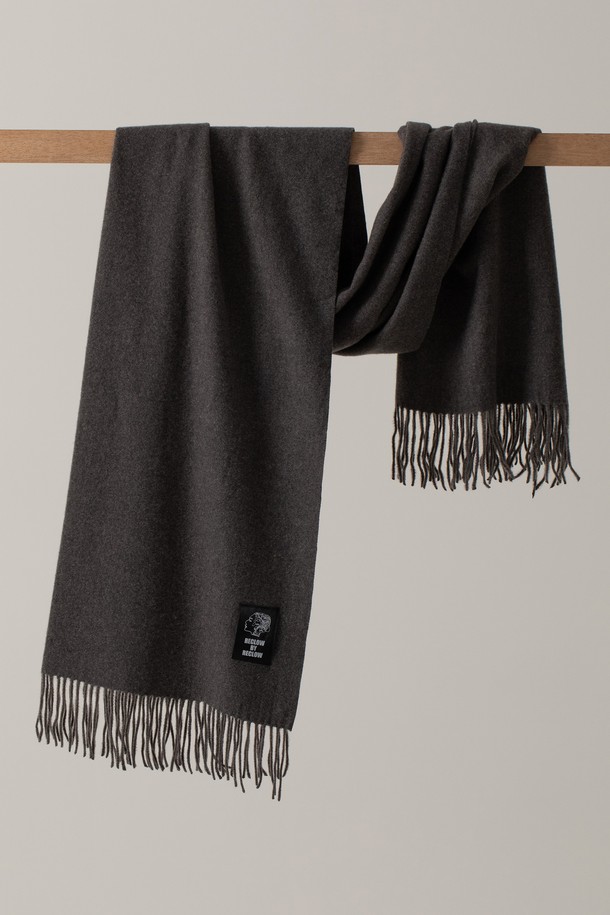 무지 머플러 진그레이는 가을, 겨울철 당신의 스타일을 완성해 줄 필수 아이템입니다. 부드러운 울 소재로 제작되어 뛰어난 보온성을 제공하며, 롱 스타일과 프린지 디자인이 은은한 포인트를 더합니다. 베이직하고 미니멀한 디자인으로 출근룩, 모임룩 등 다양한 TPO에 활용하기 좋습니다. 클래식, 미니멀, 캐주얼 등 어떤 스타일에도 자연스럽게 어울리는 실용적인 머플러입니다. 진그레이 컬러는 어떤 옷에도 매치하기 쉬워 데일리 아이템으로 활용하기 좋습니다.
