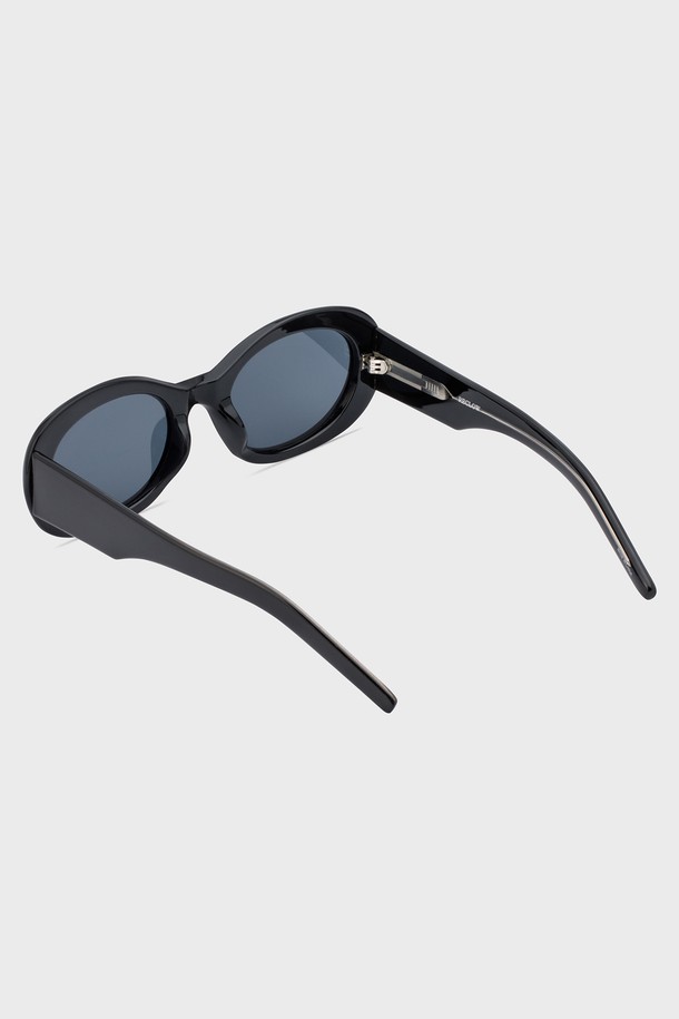 GIGO 선글라스 블랙은 미니멀하고 클래식한 스타일을 추구하는 분들을 위한 오버사이즈 오벌형 선글라스입니다. 플라스틱 소재로 제작되어 가볍고 편안한 착용감을 제공하며, 사계절 내내 활용 가능한 실용적인 아이템입니다. 블랙 컬러의 렌즈는 자외선 차단 기능을 갖춰 눈을 보호하며, 여행룩에 포인트를 더해줍니다. 전체 프레임 디자인은 세련된 느낌을 선사하며, 어떤 스타일에도 잘 어울립니다.
