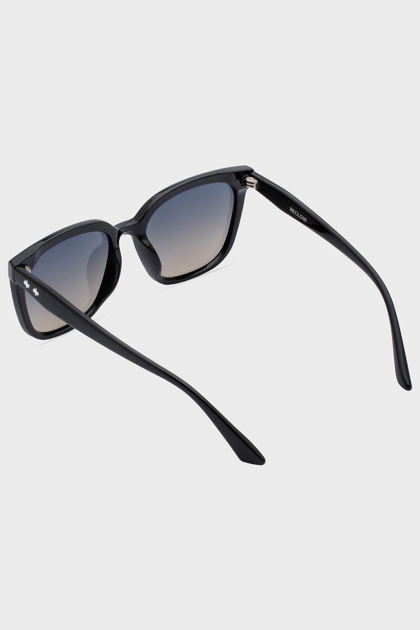 사계절 내내 착용 가능한 SNOW SUNGLASS BLACK은 스노우플레이크 패턴이 돋보이는 세련된 선글라스입니다. 블랙, 브라운, 블루, 베이지 색상으로 출시되었으며, UV400 렌즈를 사용하여 99.99% 자외선을 차단하고, 폴리카보네이트와 메탈 소재로 제작되어 가볍고 충격에 강합니다(32.68g). 클래식하고 베이직한 스퀘어 프레임 디자인으로 일상에서 멋스럽게 착용할 수 있습니다.
