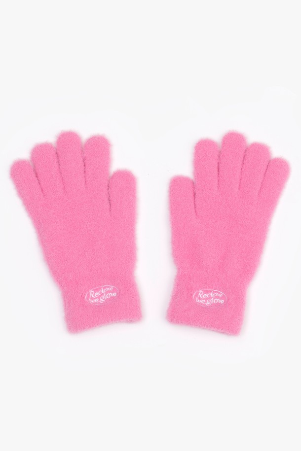 플러피 로고 장갑 핫 핑크는 부드러운 플리스 소재로 제작되어 뛰어난 보온성을 제공하는 여성용 장갑입니다. 핫 핑크 컬러에 퍼 장식이 더해져 캐주얼하면서도 걸리시한 스타일을 연출합니다. 플러피한 텍스처와 로고 패턴이 돋보이며, 추운 겨울철 일상생활에서 따뜻하고 스타일리시하게 착용하기 좋습니다. 두꺼운 두께감으로 손을 포근하게 감싸주어 뛰어난 보온력을 자랑합니다. 부드러운 촉감으로 편안한 착용감을 선사합니다.
