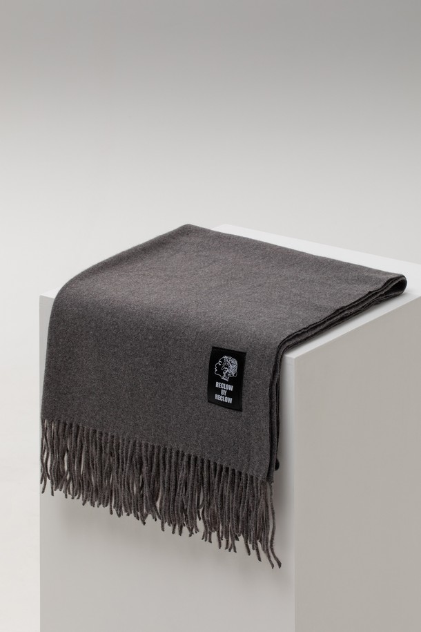 무지 머플러 진그레이는 가을, 겨울철 당신의 스타일을 완성해 줄 필수 아이템입니다. 부드러운 울 소재로 제작되어 뛰어난 보온성을 제공하며, 롱 스타일과 프린지 디자인이 은은한 포인트를 더합니다. 베이직하고 미니멀한 디자인으로 출근룩, 모임룩 등 다양한 TPO에 활용하기 좋습니다. 클래식, 미니멀, 캐주얼 등 어떤 스타일에도 자연스럽게 어울리는 실용적인 머플러입니다. 진그레이 컬러는 어떤 옷에도 매치하기 쉬워 데일리 아이템으로 활용하기 좋습니다.
