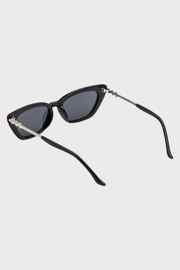 엔클로스 선글라스 블랙은 남녀 모두 착용 가능한 트렌디한 스타일의 선글라스입니다. 폴리카보네이트와 메탈 소재로 제작되었으며, 블랙, 브라운, 그린, 핑크 등 다양한 컬러를 제공합니다. 메탈 플라워 장식이 돋보이는 디자인으로, UV400 렌즈를 사용하여 99.99% 자외선 차단 기능을 제공합니다. 데이트룩, 여행룩 등 다양한 TPO에 매치하기 좋으며, 클래식, 미니멀, 캐주얼 스타일을 즐겨 입는 분들께 추천합니다.
