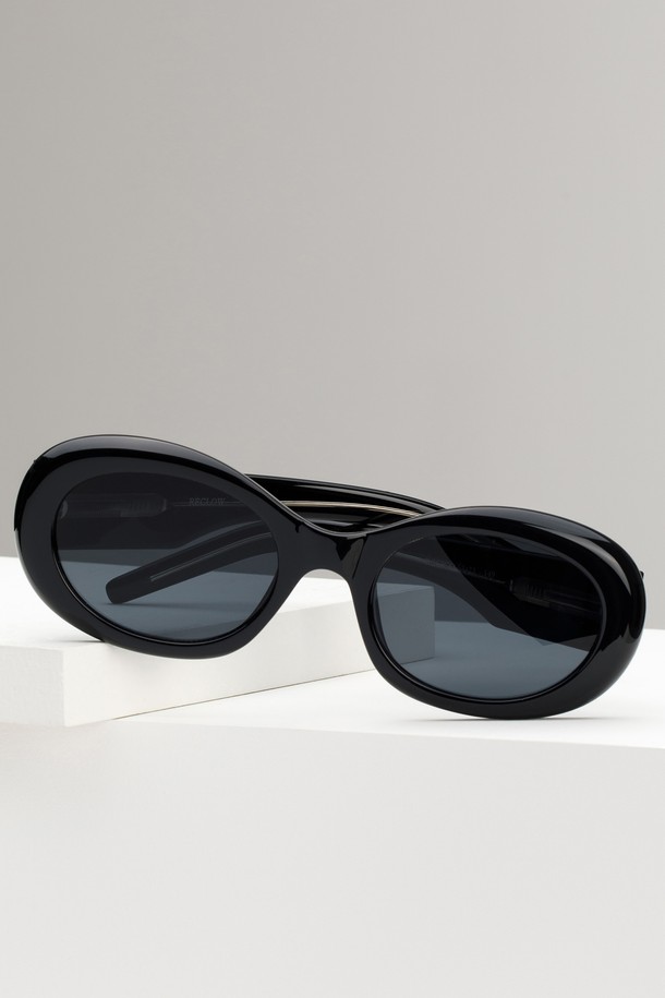 GIGO 선글라스 블랙은 미니멀하고 클래식한 스타일을 추구하는 분들을 위한 오버사이즈 오벌형 선글라스입니다. 플라스틱 소재로 제작되어 가볍고 편안한 착용감을 제공하며, 사계절 내내 활용 가능한 실용적인 아이템입니다. 블랙 컬러의 렌즈는 자외선 차단 기능을 갖춰 눈을 보호하며, 여행룩에 포인트를 더해줍니다. 전체 프레임 디자인은 세련된 느낌을 선사하며, 어떤 스타일에도 잘 어울립니다.
