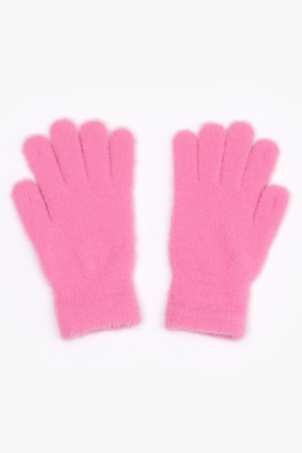 플러피 로고 장갑 핫 핑크는 부드러운 플리스 소재로 제작되어 뛰어난 보온성을 제공하는 여성용 장갑입니다. 핫 핑크 컬러에 퍼 장식이 더해져 캐주얼하면서도 걸리시한 스타일을 연출합니다. 플러피한 텍스처와 로고 패턴이 돋보이며, 추운 겨울철 일상생활에서 따뜻하고 스타일리시하게 착용하기 좋습니다. 두꺼운 두께감으로 손을 포근하게 감싸주어 뛰어난 보온력을 자랑합니다. 부드러운 촉감으로 편안한 착용감을 선사합니다.
