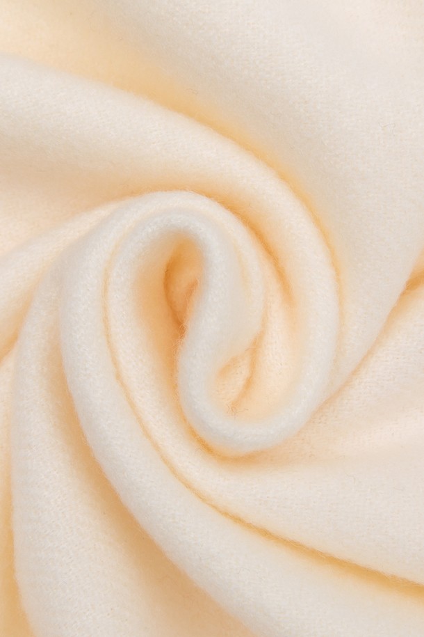 부드러운 울 소재의 무지 머플러입니다. 아이보리 컬러로 어떤 옷에도 잘 어울리며, 가을, 겨울철 데이트룩과 출근룩에 따뜻함을 더해줍니다. 두꺼운 두께와 긴 길이, 프린지 디자인으로 보온성과 스타일을 모두 잡았습니다. 클래식, 미니멀, 캐주얼 등 다양한 스타일 연출이 가능합니다. 포근한 촉감이 특징입니다.
