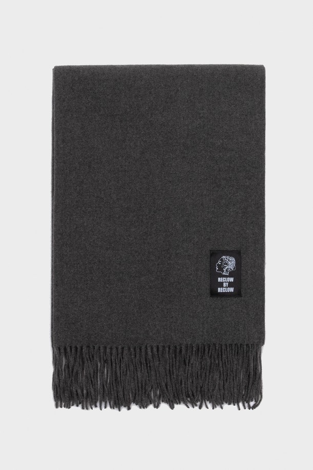 무지 머플러 진그레이는 가을, 겨울철 당신의 스타일을 완성해 줄 필수 아이템입니다. 부드러운 울 소재로 제작되어 뛰어난 보온성을 제공하며, 롱 스타일과 프린지 디자인이 은은한 포인트를 더합니다. 베이직하고 미니멀한 디자인으로 출근룩, 모임룩 등 다양한 TPO에 활용하기 좋습니다. 클래식, 미니멀, 캐주얼 등 어떤 스타일에도 자연스럽게 어울리는 실용적인 머플러입니다. 진그레이 컬러는 어떤 옷에도 매치하기 쉬워 데일리 아이템으로 활용하기 좋습니다.
