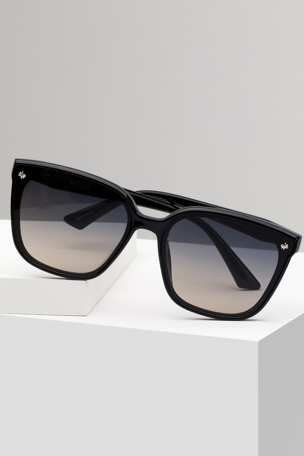 사계절 내내 착용 가능한 SNOW SUNGLASS BLACK은 스노우플레이크 패턴이 돋보이는 세련된 선글라스입니다. 블랙, 브라운, 블루, 베이지 색상으로 출시되었으며, UV400 렌즈를 사용하여 99.99% 자외선을 차단하고, 폴리카보네이트와 메탈 소재로 제작되어 가볍고 충격에 강합니다(32.68g). 클래식하고 베이직한 스퀘어 프레임 디자인으로 일상에서 멋스럽게 착용할 수 있습니다.
