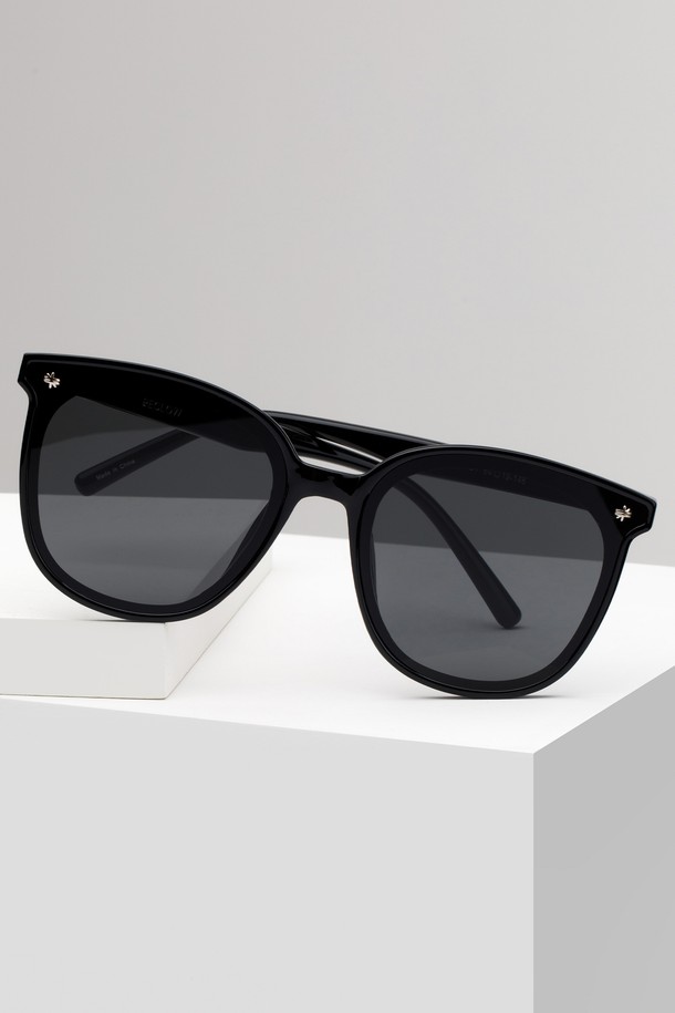 와니 썬글라스 블랙은 미니멀하고 베이직한 스타일의 선글라스입니다. 플라스틱 소재로 제작되었으며, 공용으로 착용 가능하여 여행룩이나 휴가룩에 잘 어울립니다. 자외선 차단 기능을 갖춘 블랙 렌즈와 오버사이즈 프레임 디자인이 특징입니다. 클래식하고 캐주얼한 스타일 연출에도 용이하며, 무지 디자인으로 어떤 옷에도 쉽게 매치할 수 있습니다. 봄, 여름철 햇빛으로부터 눈을 보호하고 스타일리시함을 더해 보세요.
