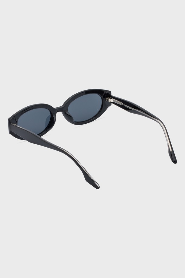 TR BB102 BLACK 선글라스는 여성 고객을 위한 캐주얼 스타일의 블랙 선글라스입니다. 플라스틱 소재로 제작되었으며, 봄, 여름철 일상 속에서 자외선으로부터 눈을 보호해 줍니다. 오버사이즈 타원형 렌즈와 일체형 프레임 디자인으로 시크한 매력을 더하며, 여행룩과 휴가룩에 포인트 아이템으로 활용하기 좋습니다. 미니멀, 클래식한 스타일을 선호하는 분들께 심플한 디자인이 돋보이는 이 선글라스를 추천합니다.
