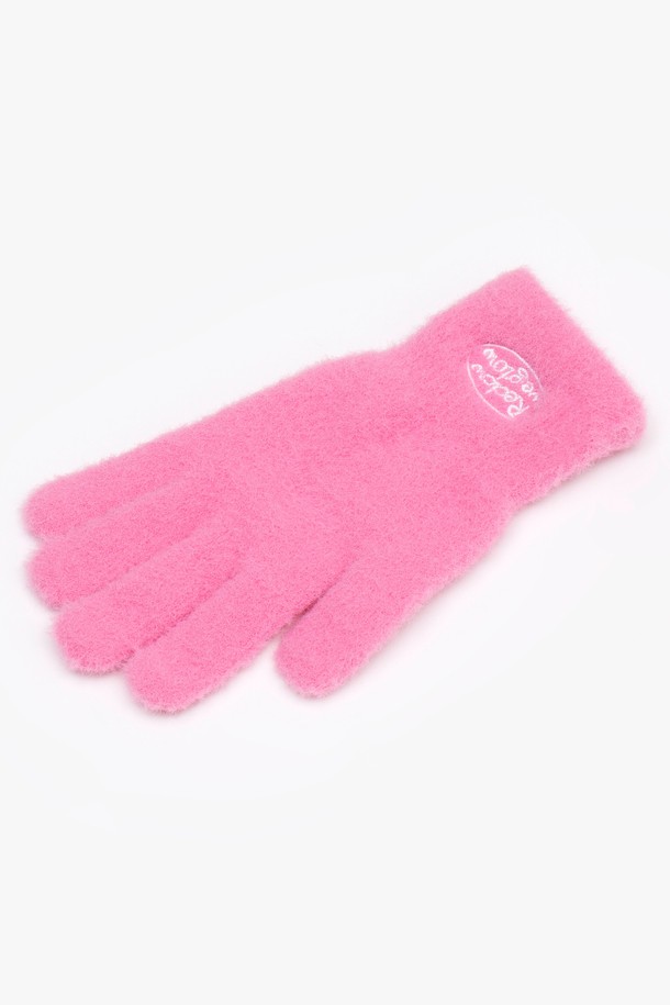 플러피 로고 장갑 핫 핑크는 부드러운 플리스 소재로 제작되어 뛰어난 보온성을 제공하는 여성용 장갑입니다. 핫 핑크 컬러에 퍼 장식이 더해져 캐주얼하면서도 걸리시한 스타일을 연출합니다. 플러피한 텍스처와 로고 패턴이 돋보이며, 추운 겨울철 일상생활에서 따뜻하고 스타일리시하게 착용하기 좋습니다. 두꺼운 두께감으로 손을 포근하게 감싸주어 뛰어난 보온력을 자랑합니다. 부드러운 촉감으로 편안한 착용감을 선사합니다.
