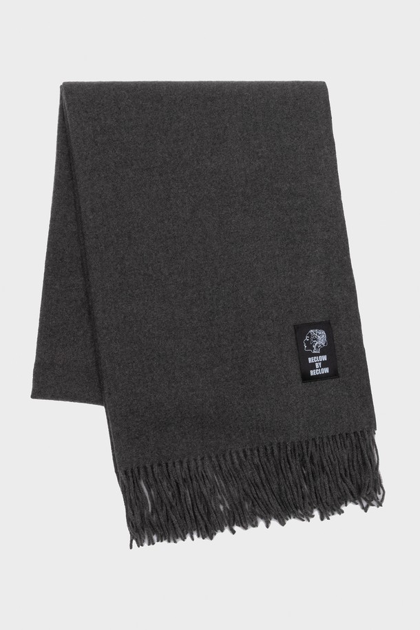 무지 머플러 진그레이는 가을, 겨울철 당신의 스타일을 완성해 줄 필수 아이템입니다. 부드러운 울 소재로 제작되어 뛰어난 보온성을 제공하며, 롱 스타일과 프린지 디자인이 은은한 포인트를 더합니다. 베이직하고 미니멀한 디자인으로 출근룩, 모임룩 등 다양한 TPO에 활용하기 좋습니다. 클래식, 미니멀, 캐주얼 등 어떤 스타일에도 자연스럽게 어울리는 실용적인 머플러입니다. 진그레이 컬러는 어떤 옷에도 매치하기 쉬워 데일리 아이템으로 활용하기 좋습니다.
