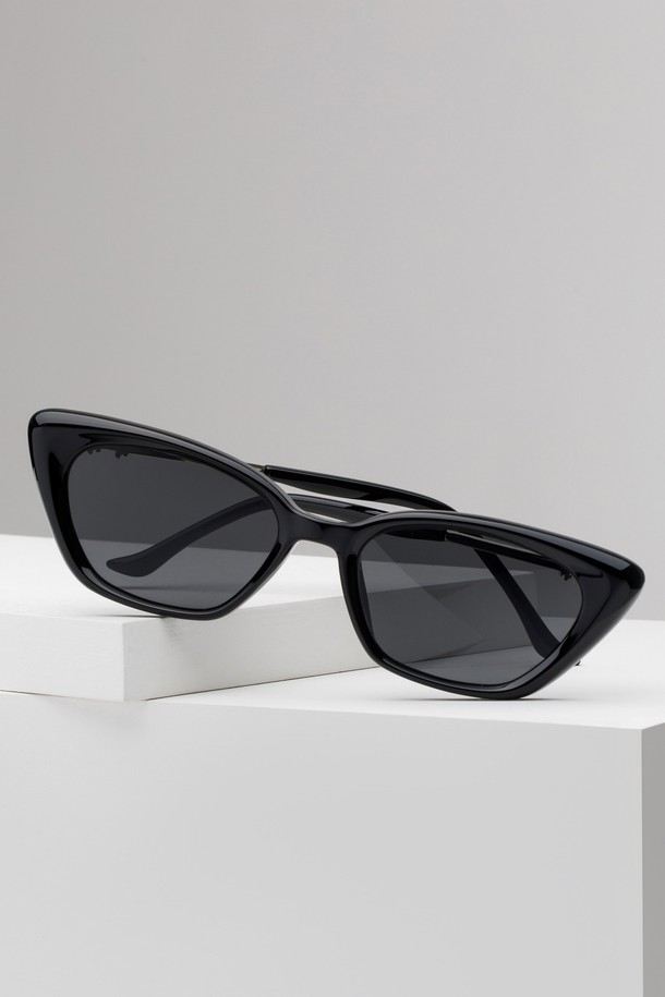 엔클로스 선글라스 블랙은 남녀 모두 착용 가능한 트렌디한 스타일의 선글라스입니다. 폴리카보네이트와 메탈 소재로 제작되었으며, 블랙, 브라운, 그린, 핑크 등 다양한 컬러를 제공합니다. 메탈 플라워 장식이 돋보이는 디자인으로, UV400 렌즈를 사용하여 99.99% 자외선 차단 기능을 제공합니다. 데이트룩, 여행룩 등 다양한 TPO에 매치하기 좋으며, 클래식, 미니멀, 캐주얼 스타일을 즐겨 입는 분들께 추천합니다.
