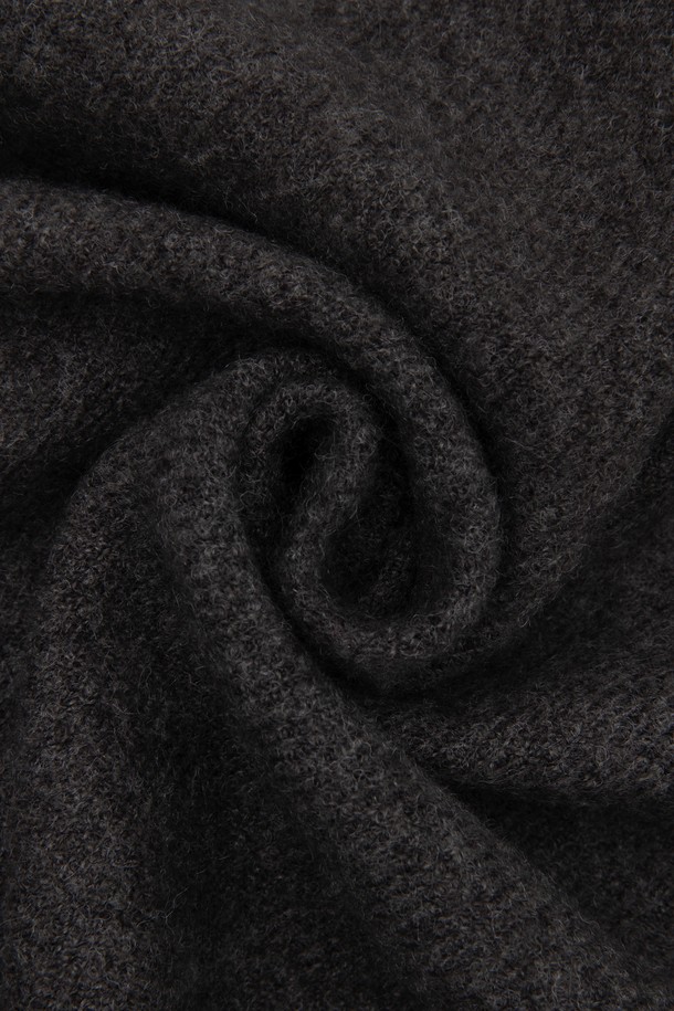 무지 머플러 진그레이는 가을, 겨울철 당신의 스타일을 완성해 줄 필수 아이템입니다. 부드러운 울 소재로 제작되어 뛰어난 보온성을 제공하며, 롱 스타일과 프린지 디자인이 은은한 포인트를 더합니다. 베이직하고 미니멀한 디자인으로 출근룩, 모임룩 등 다양한 TPO에 활용하기 좋습니다. 클래식, 미니멀, 캐주얼 등 어떤 스타일에도 자연스럽게 어울리는 실용적인 머플러입니다. 진그레이 컬러는 어떤 옷에도 매치하기 쉬워 데일리 아이템으로 활용하기 좋습니다.
